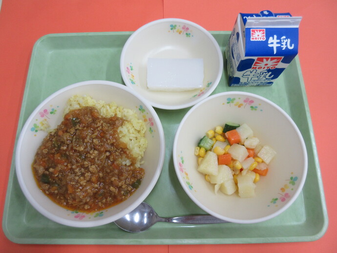 5月16日 ドライカレー マセドアンサラダ サワーかん 牛乳