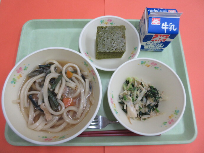 5月22日　山菜うどん 茹野菜ごまだれかけ 明日葉入り抹茶ケーキ 牛乳