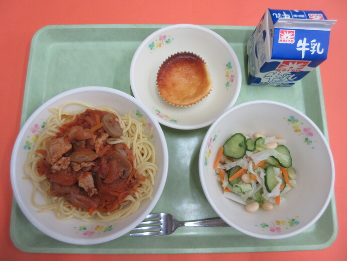 5月29日　スパゲティアラビアータ ビーンズサラダ オレンジチーズケーキ 牛乳