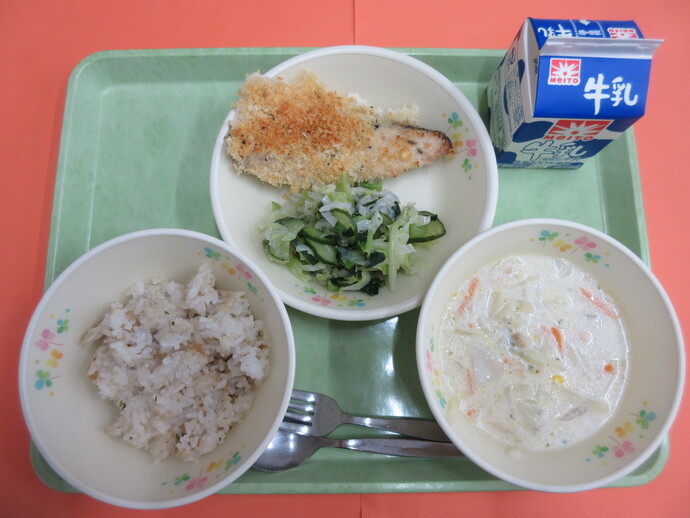 6月1日　ガーリックライス　豆のクリームスープ　鮭の香草パン粉焼き　グリーンサラダ 牛乳