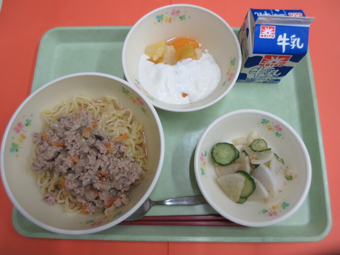 6月3日　担々麺 華風漬け フルーツヨーグルトがけ 牛乳
