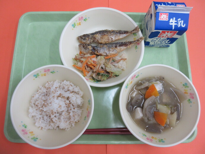6月4日　ごまご飯 豚汁 豆あじの香味揚げ かみかみサラダ 牛乳