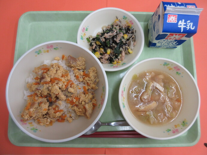 6月5日　豚肉のたまごとじ丼 味噌汁 ひじきサラダ 牛乳