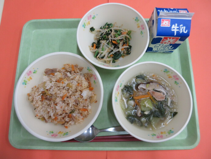 6月8日　キムチチャーハン 春雨スープ ナムル 牛乳