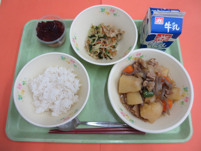 6月10日　ご飯 ピリから肉じゃが おひたし あじさいゼリー 牛乳