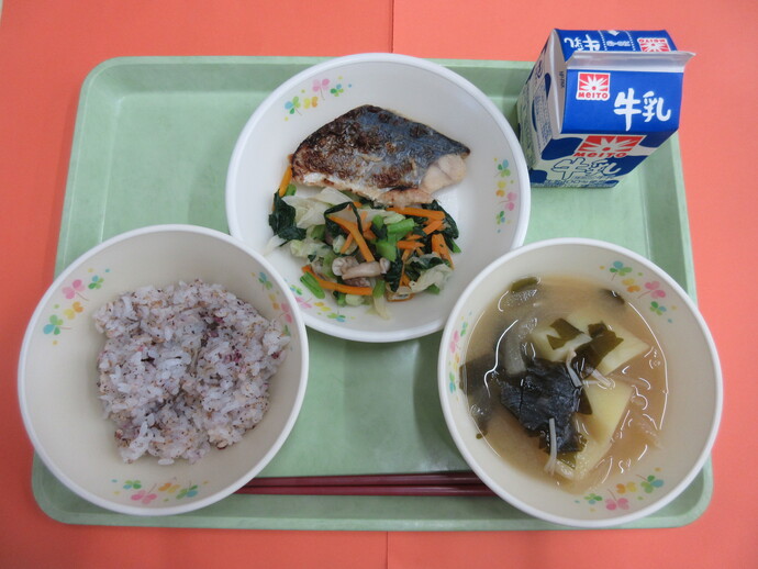 6月11日　梅じゃこご飯 味噌汁 さわらの西京焼き 青菜のあえもの 牛乳