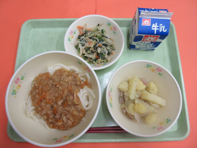 6月12日　肉味噌うどん 茹野菜ごまだれかけ ジャーマンポテト 牛乳