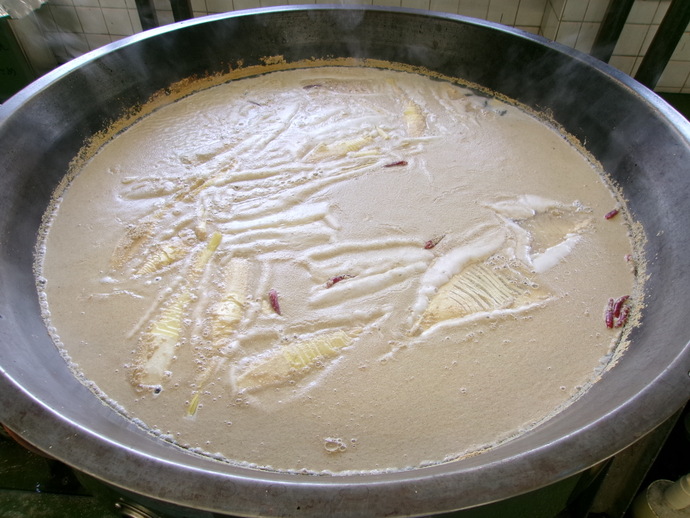 たけのこを茹でている様子