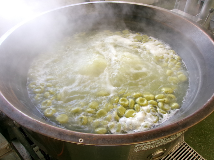 明日葉団子を茹でている様子